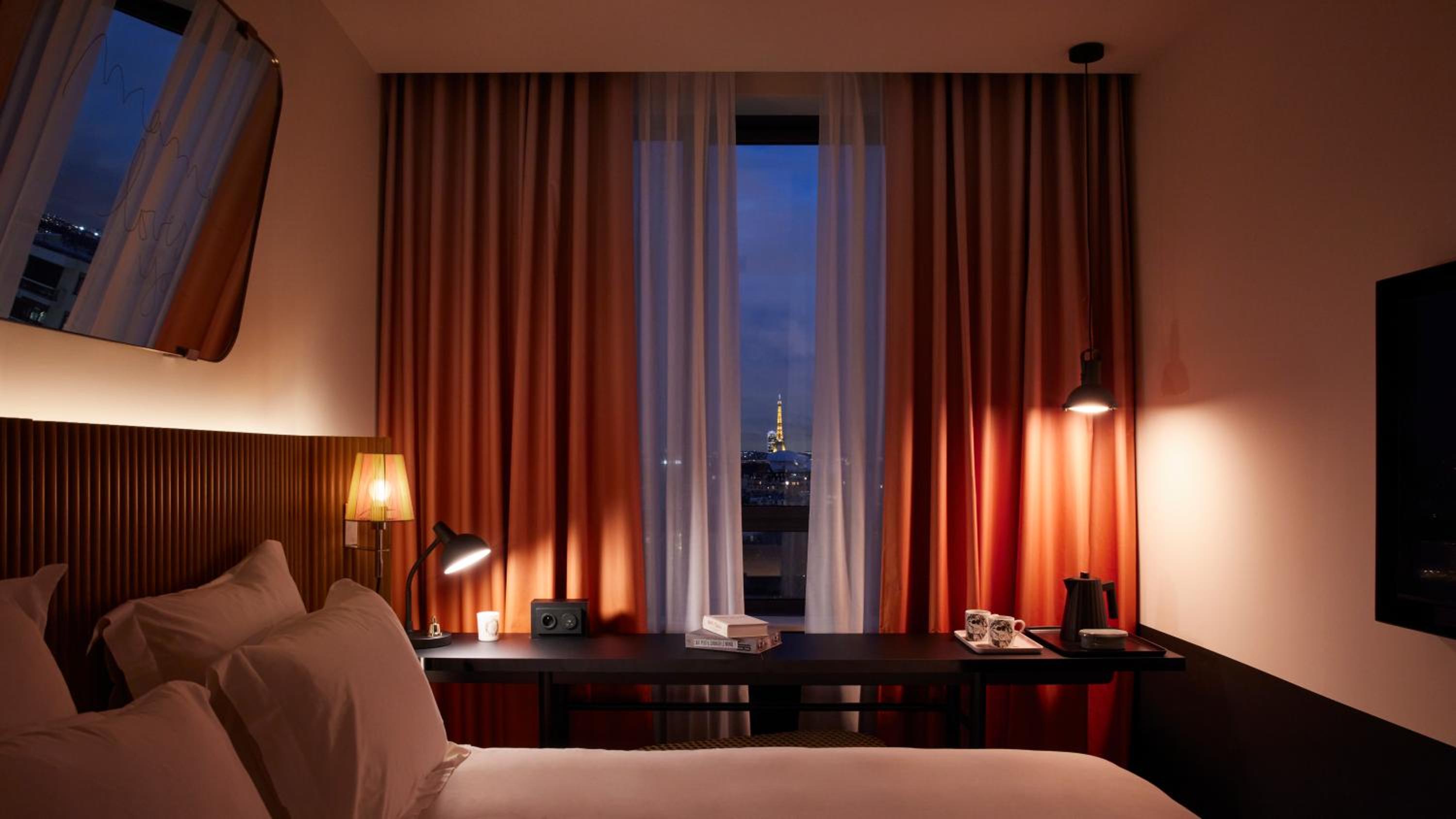 Mama, Medium, Double Bed, Eiffel View