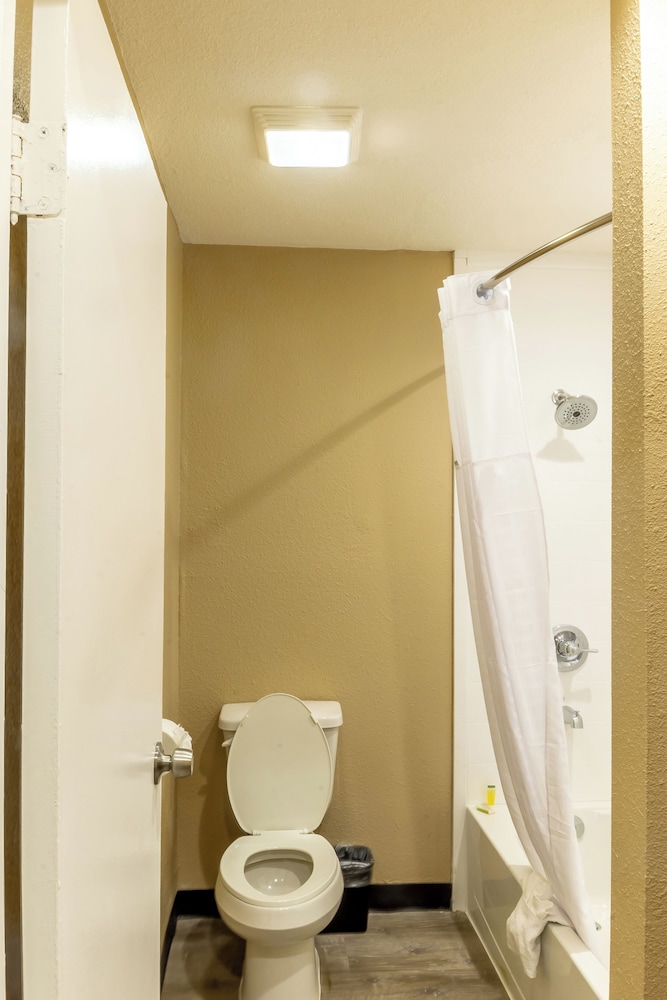 Super 8 by Wyndham Big Spring 25/28