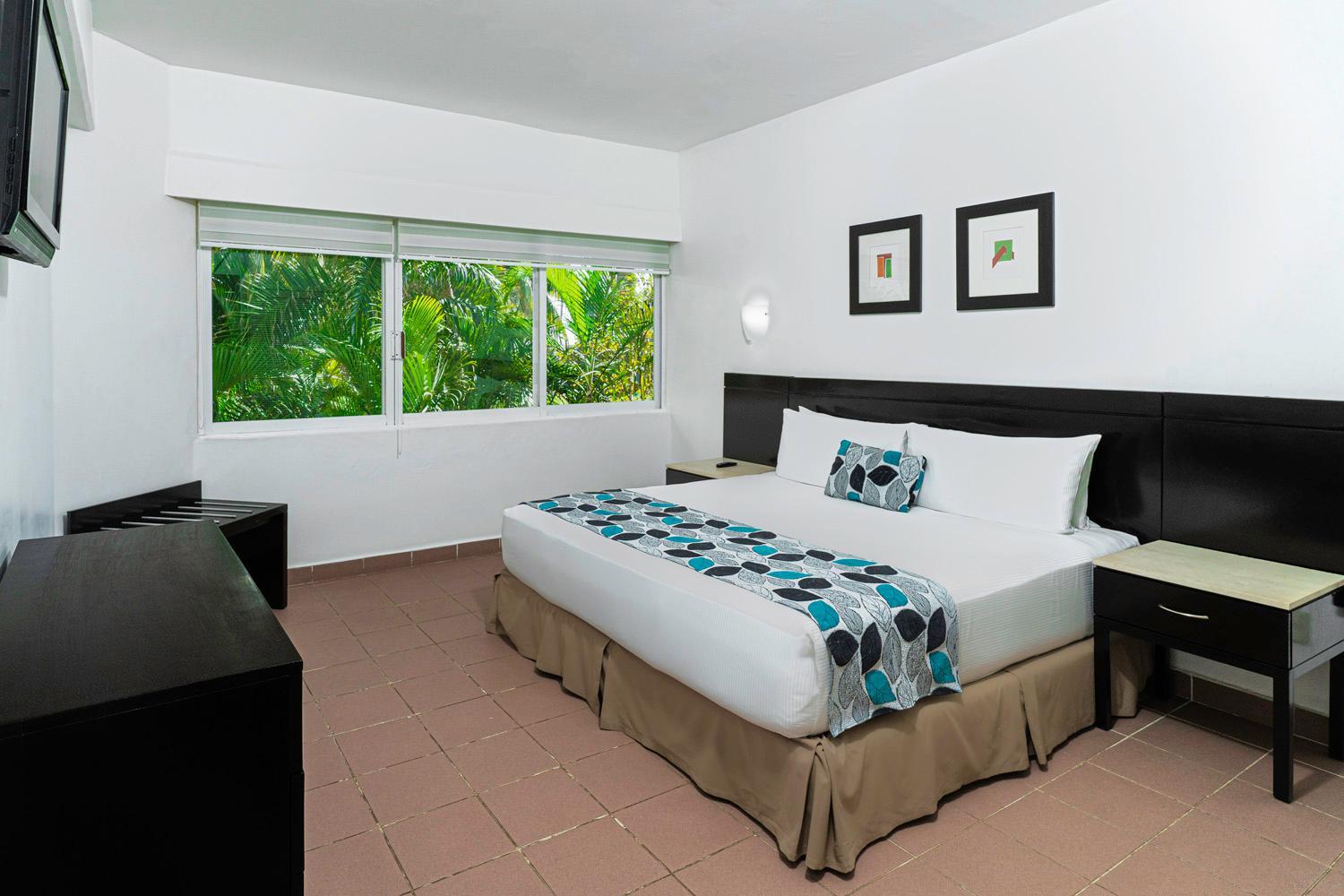 Room, King Bed, Garden View