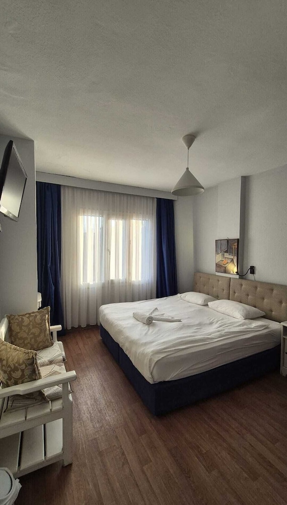 Urkmez Hotel 12/50