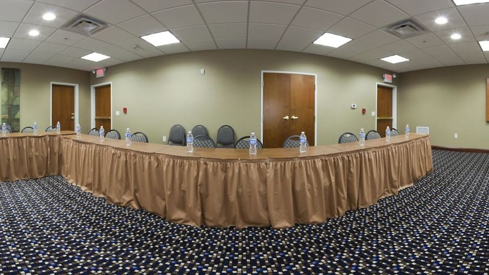 Holiday Inn Express Hotel And Suites Mount Airy 6/60
