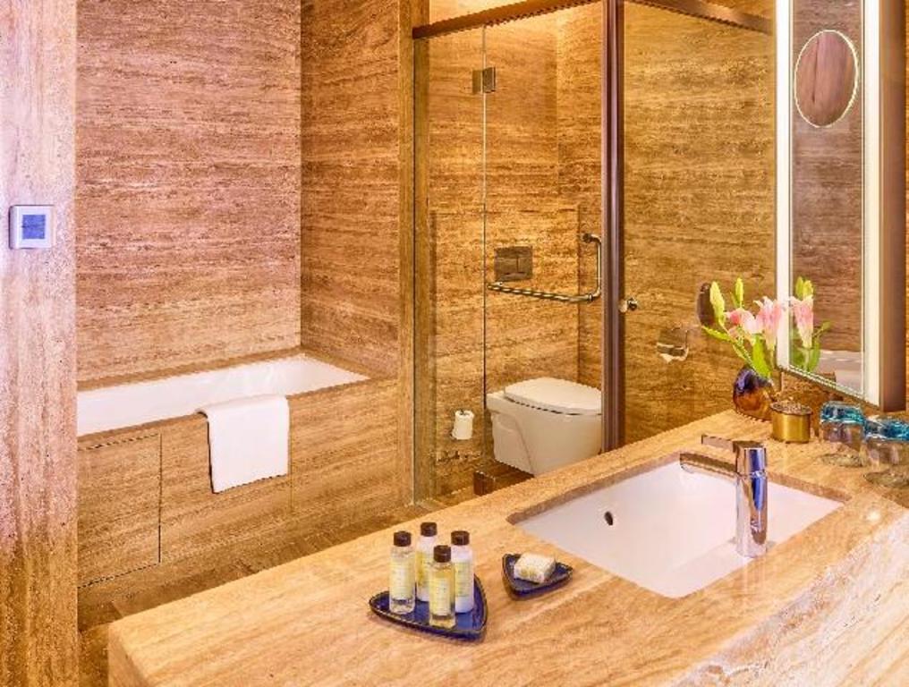 غرفة تنفيذية بسريرين منفصلين، The Den Bengaluru, LXR Hotels & Resorts 2/2