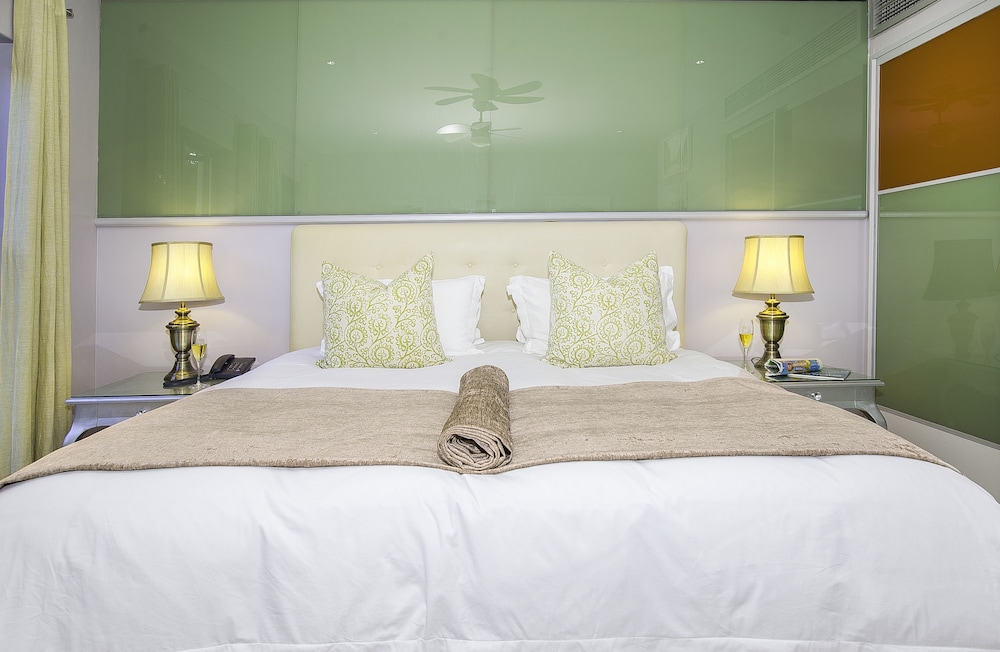 Magellans Hotel 12/50