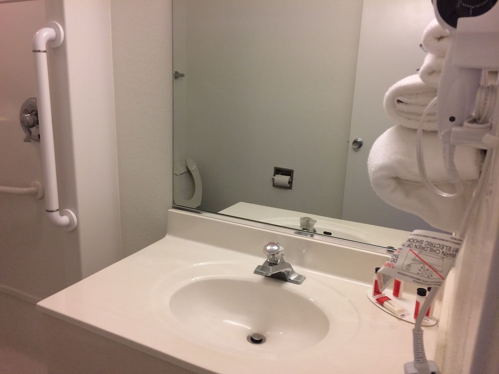 Travelodge By Wyndham Raton 35/37