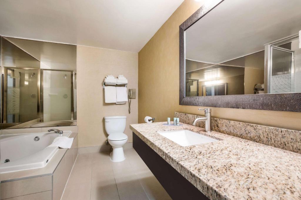 غرفة بسرير كينج مع أريكة بحوض جاكوزي، Best Western Little River Inn 7/7