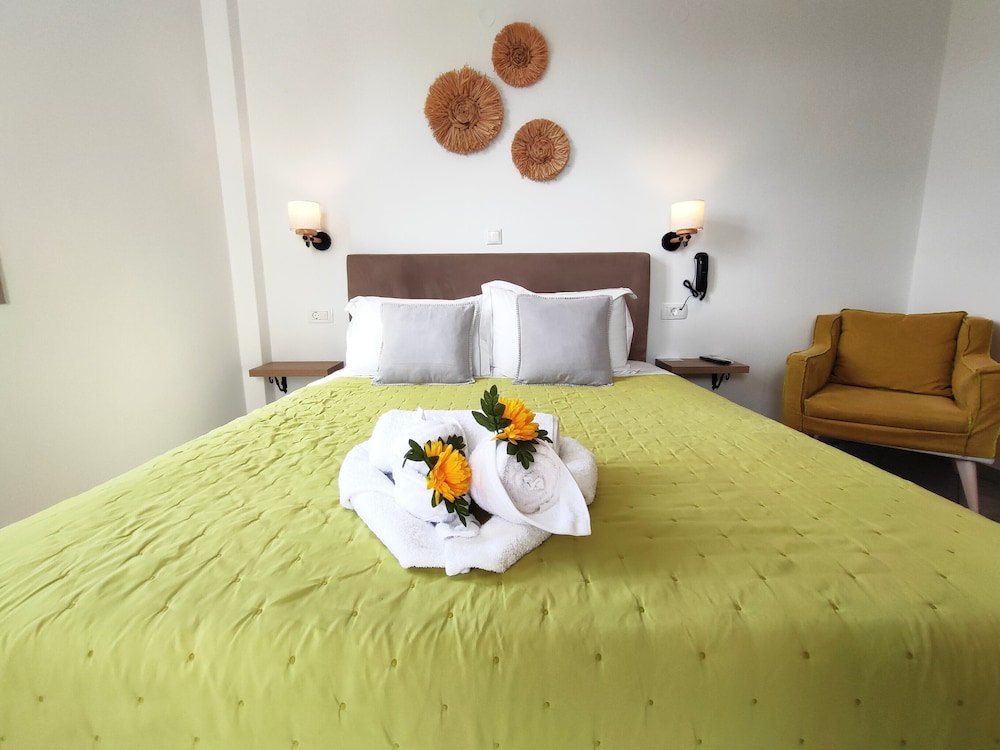 Deluxe, Queen Bed, Sunrise View، Nemesis 2/6