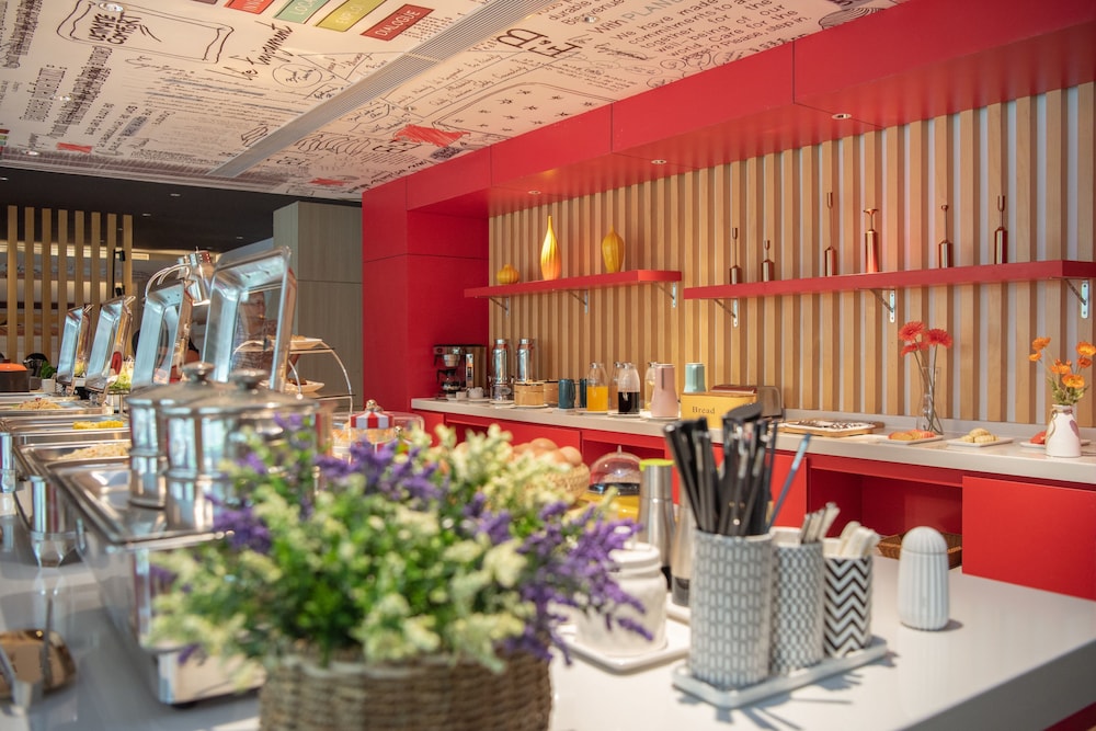 Ibis Luoyang Baolong Square Hotel 38/47