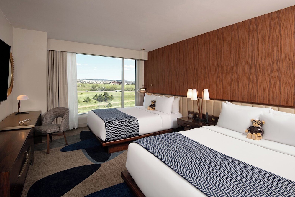 CLUB, 2 QUEEN BEDS