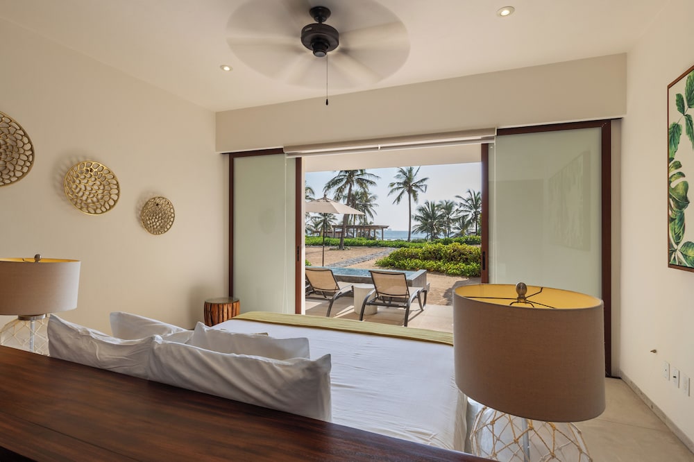 Marea Beachfront Villas 14/50