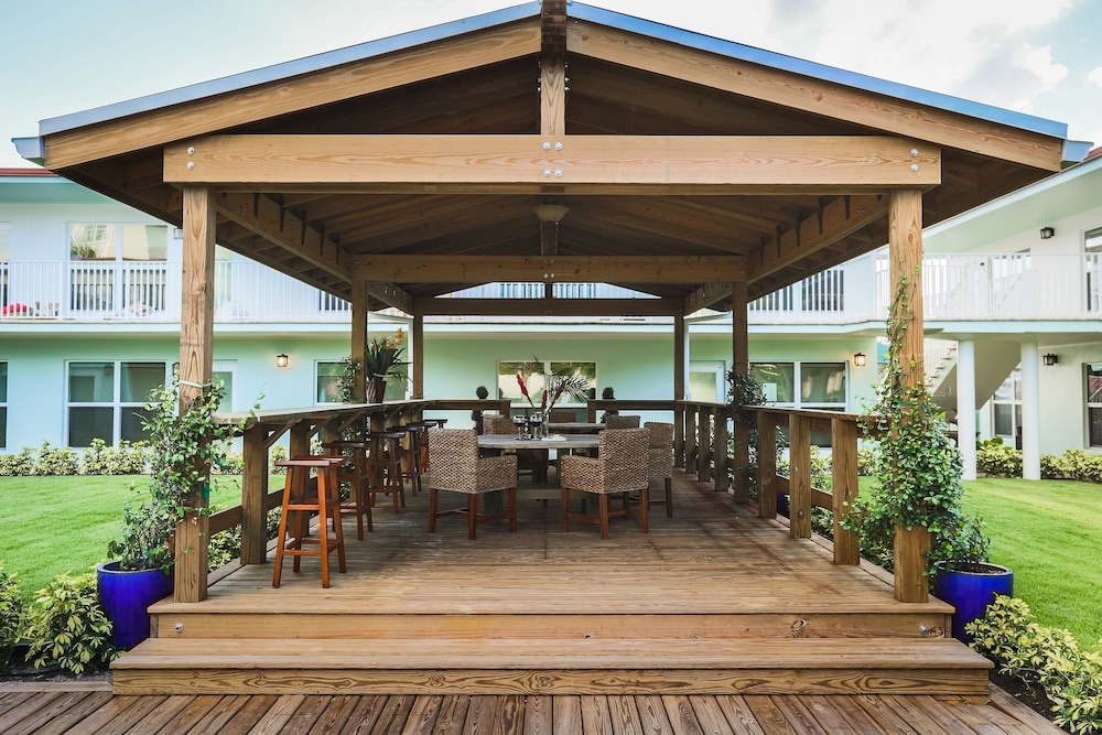 Sun Dek Beach House 8/56