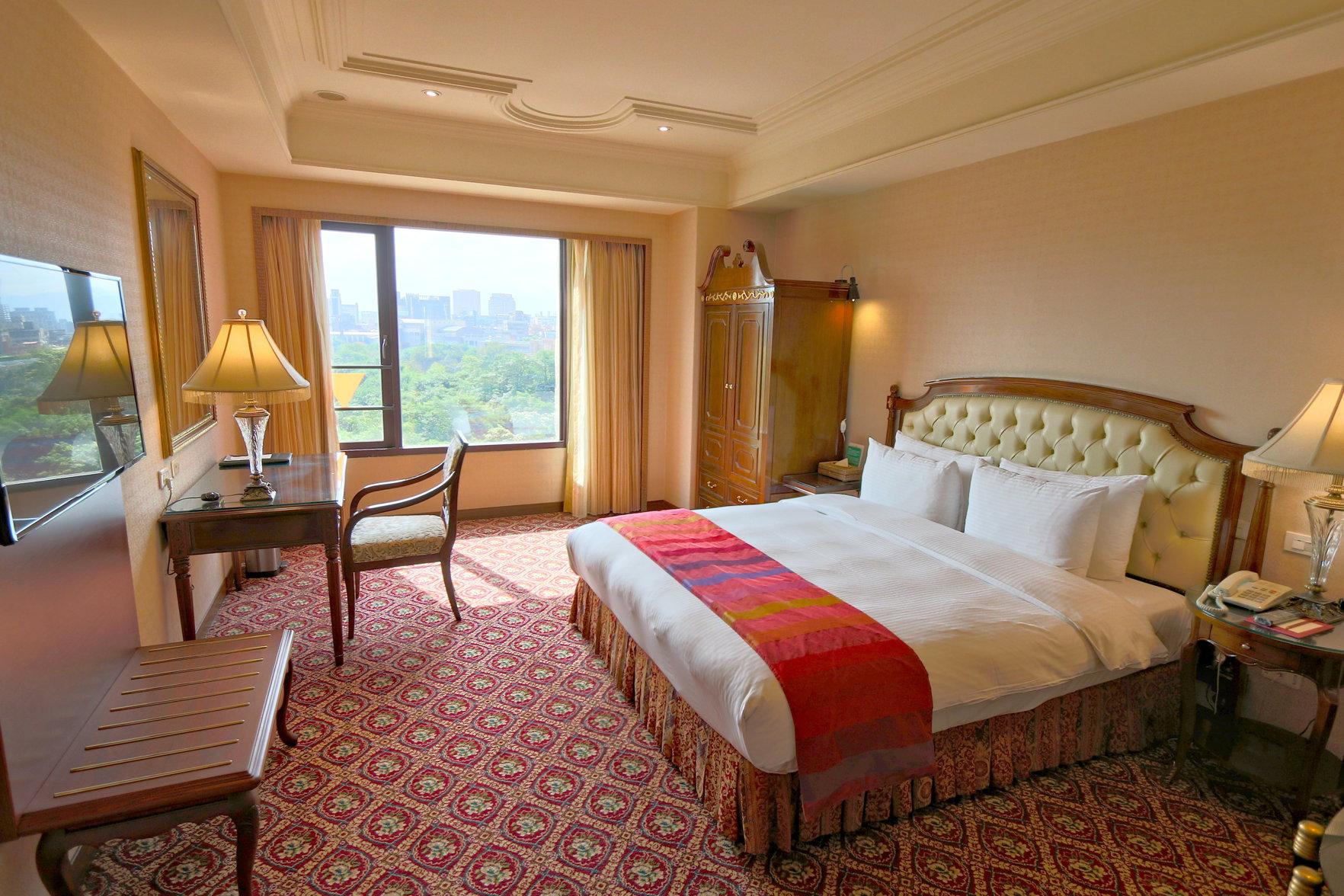 Queen Bed, with View