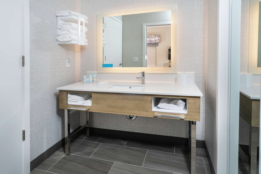 Hampton Inn and Suites Santa Maria 15/48