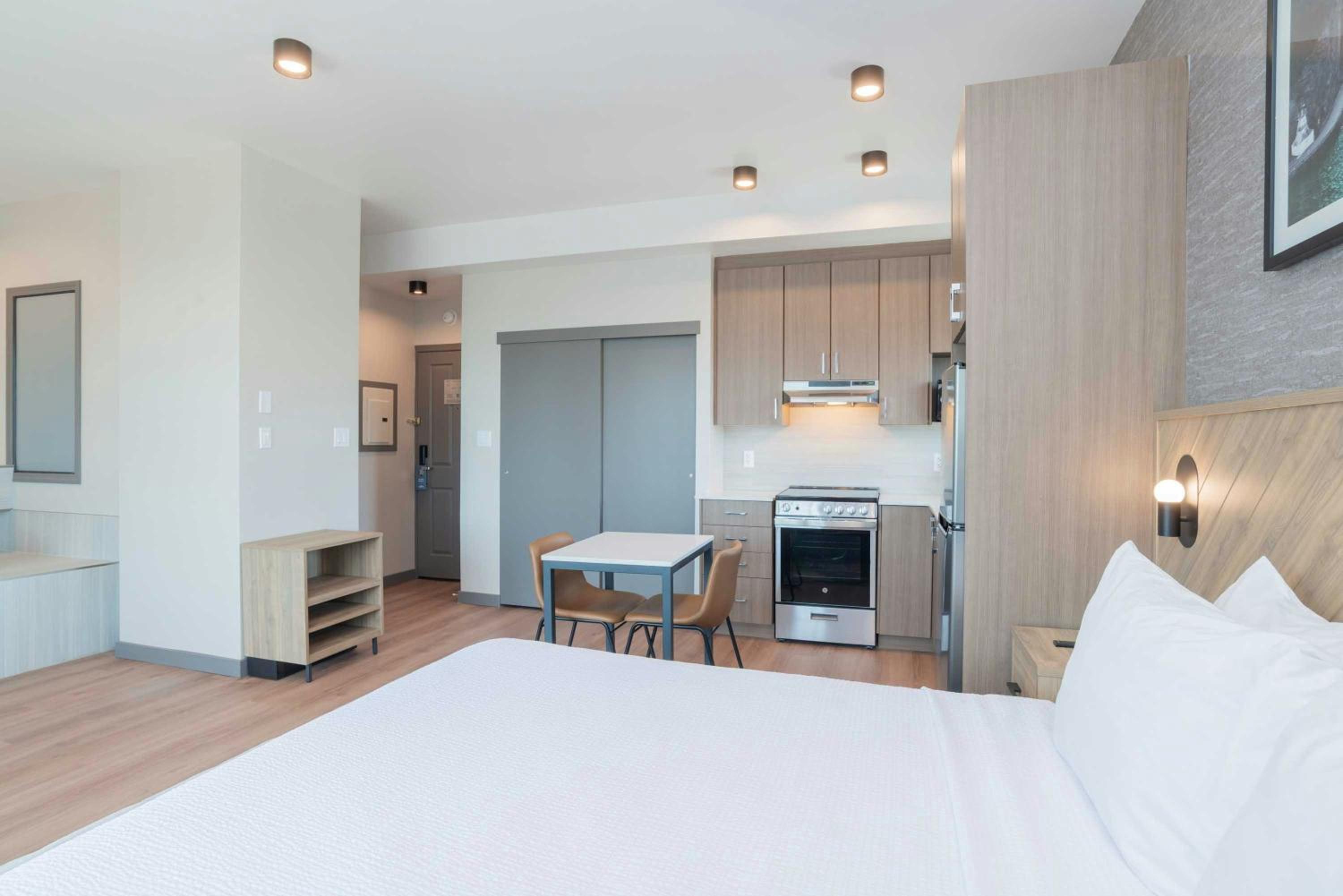 Penthouse, Studio, King Bed, City View, Balcony, Kitchen