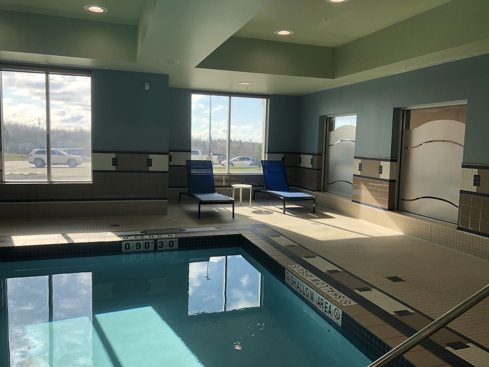 Holiday Inn Express Halifax Airport 50/65