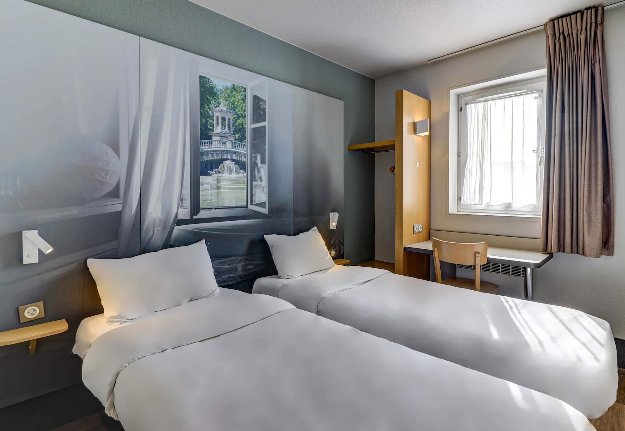 ROOM, TWIN BEDS