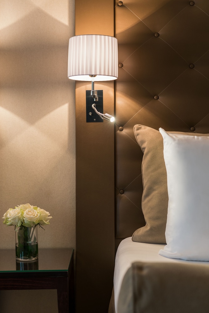Hotel Saint Cyr Etoile 30/65