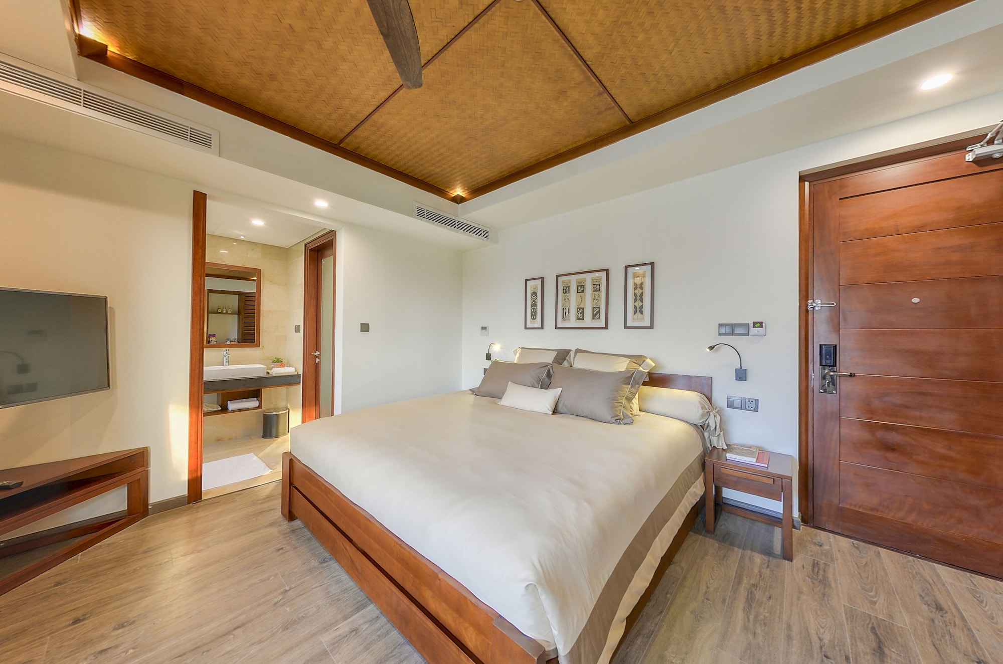 Superior, King Bed, Pool Access