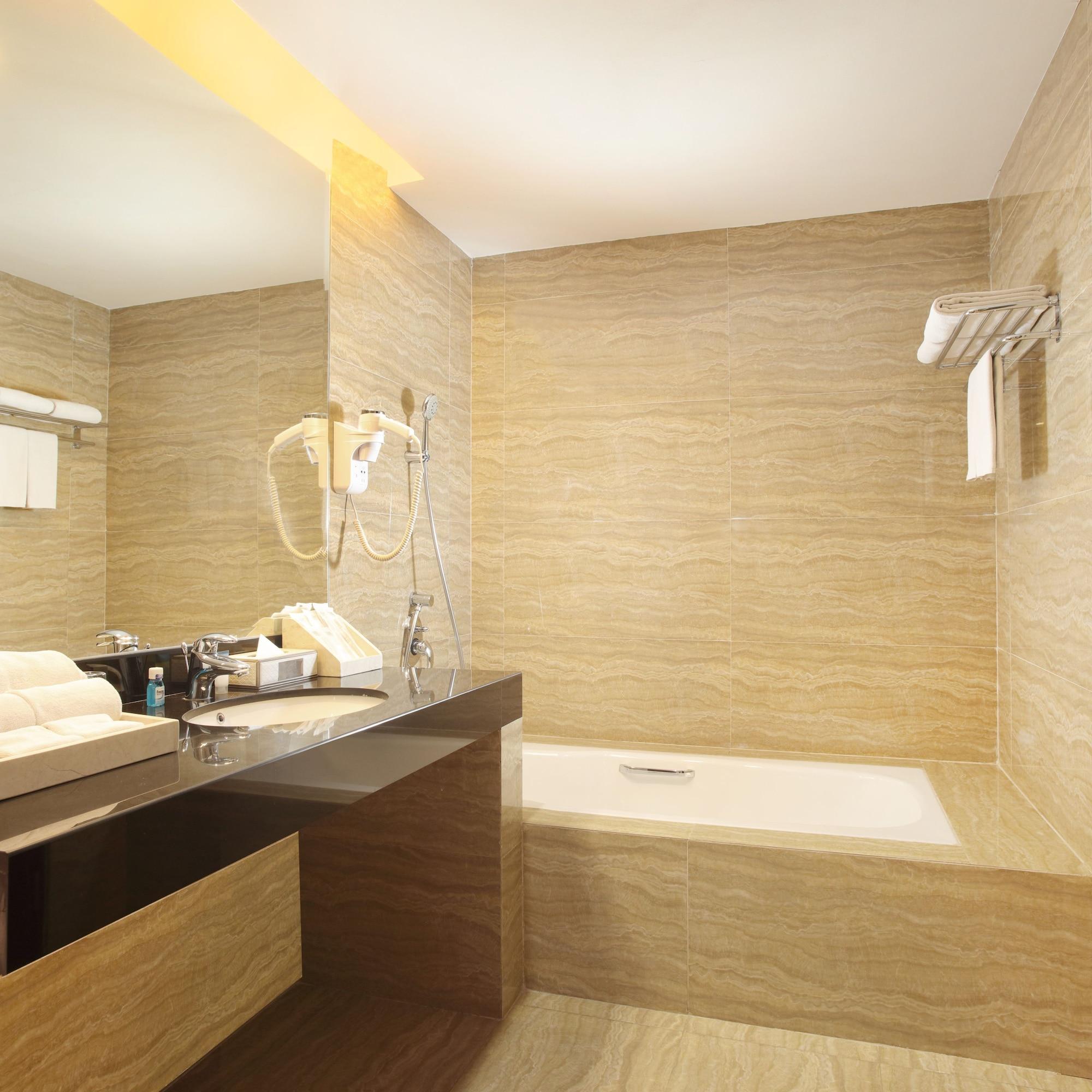 جناح جونيور بسرير كينج للمدخنين، FOUR POINTS BY SHERATON MEDAN 2/3