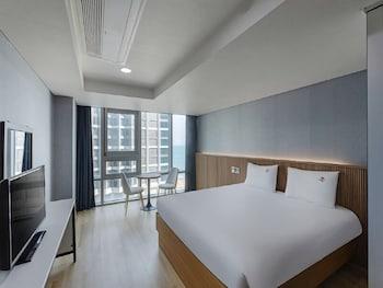 Deluxe, Double Bed, Partial Ocean View, Pool Access