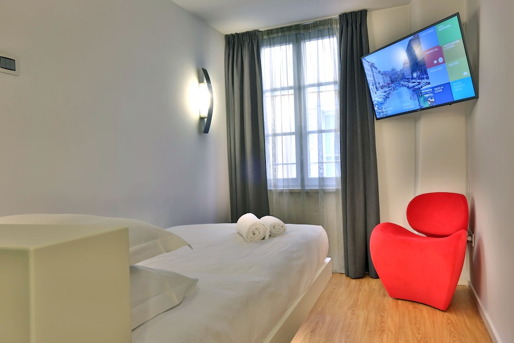 ROOM, SINGLE