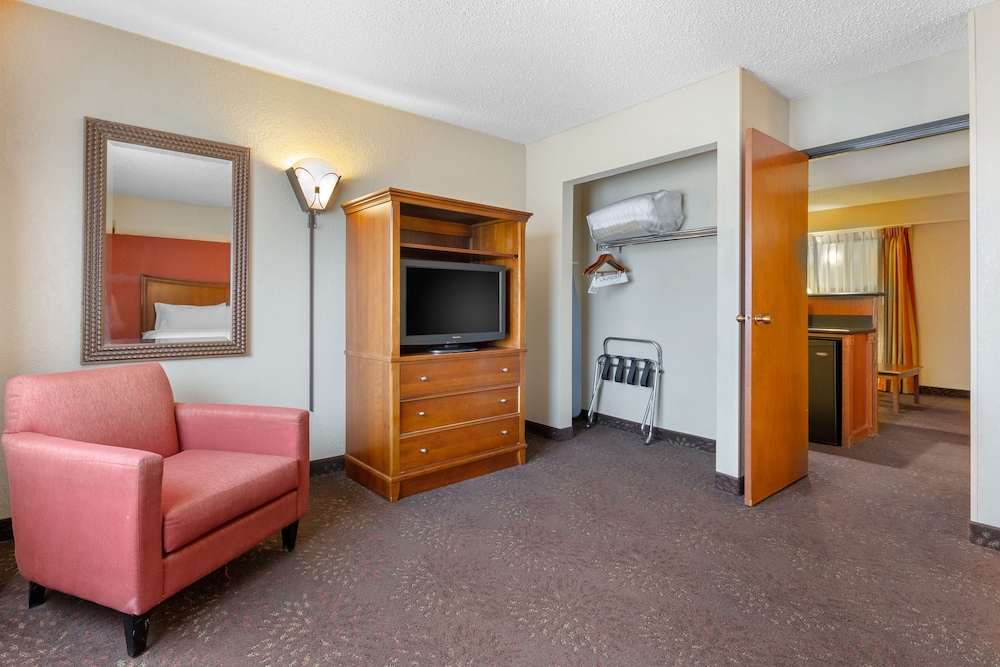 Holiday Inn Express Chicago Downers Grove 46/74