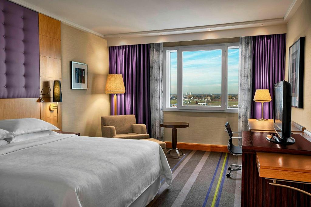 1 Bedroom, Suite, King Bed, Airport View, Club Lounge Access