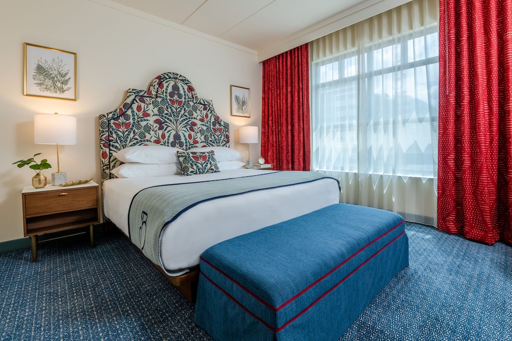 DELUXE, KING BED
