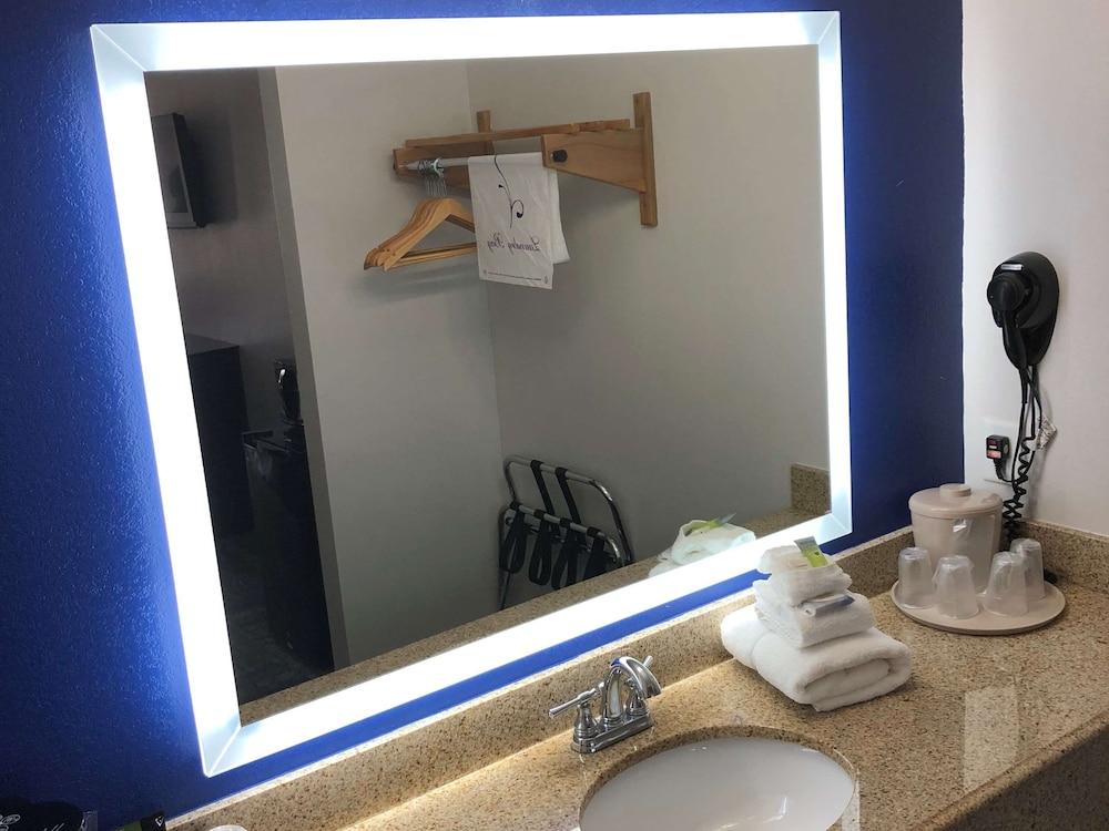 Executive Inn And Suites Joaquin 23/33
