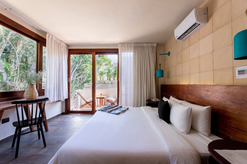 Petite, King Bed, Jungle View