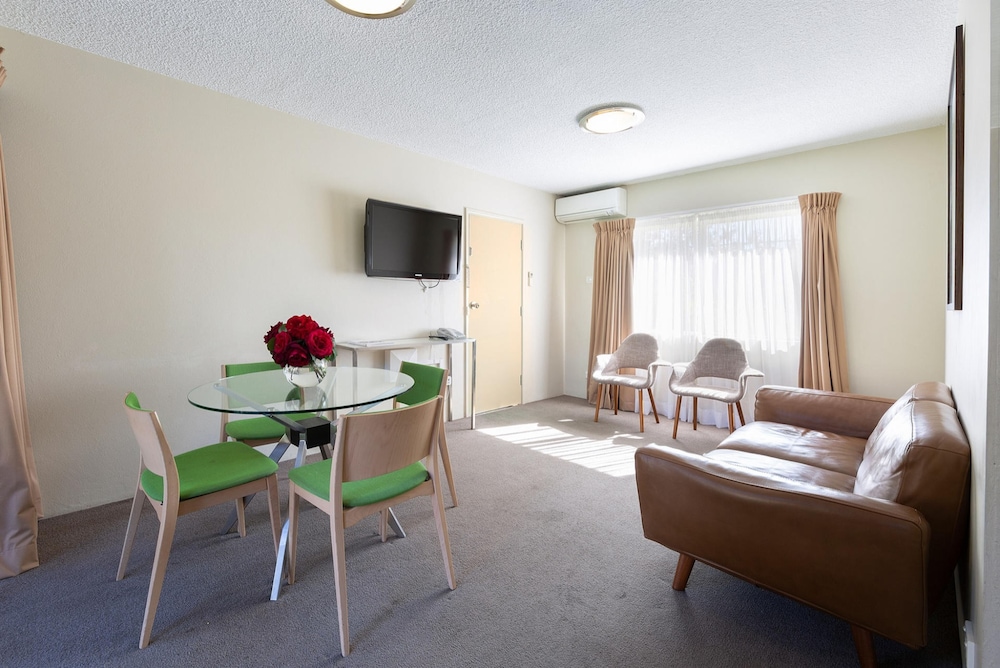 FORREST HOTEL AND APARTMENTS 36/68