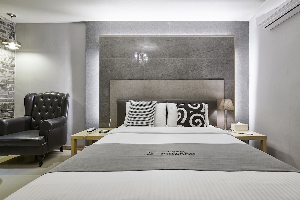 Picasso Hotel 33/66