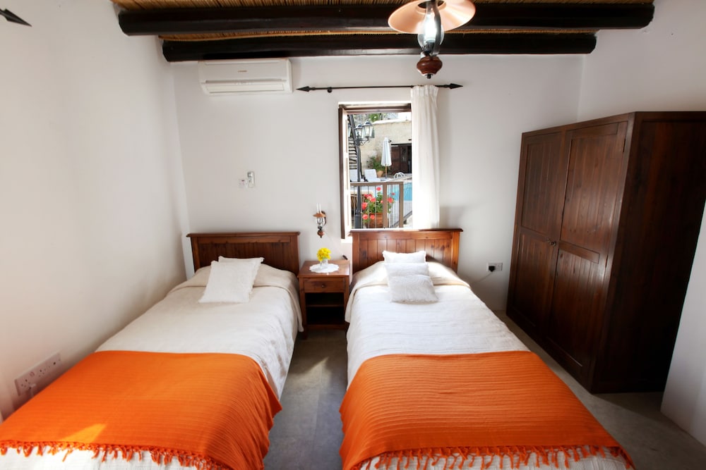 LEONIDAS VILLAGE HOUSES 9/45