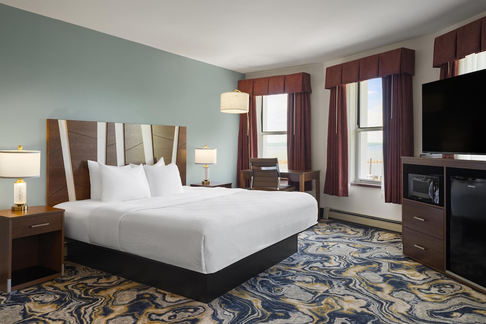 غرفة قياسية بسرير كينج بإطلالة على البحيرة، Best Western The Hotel Chequamegon 2/6