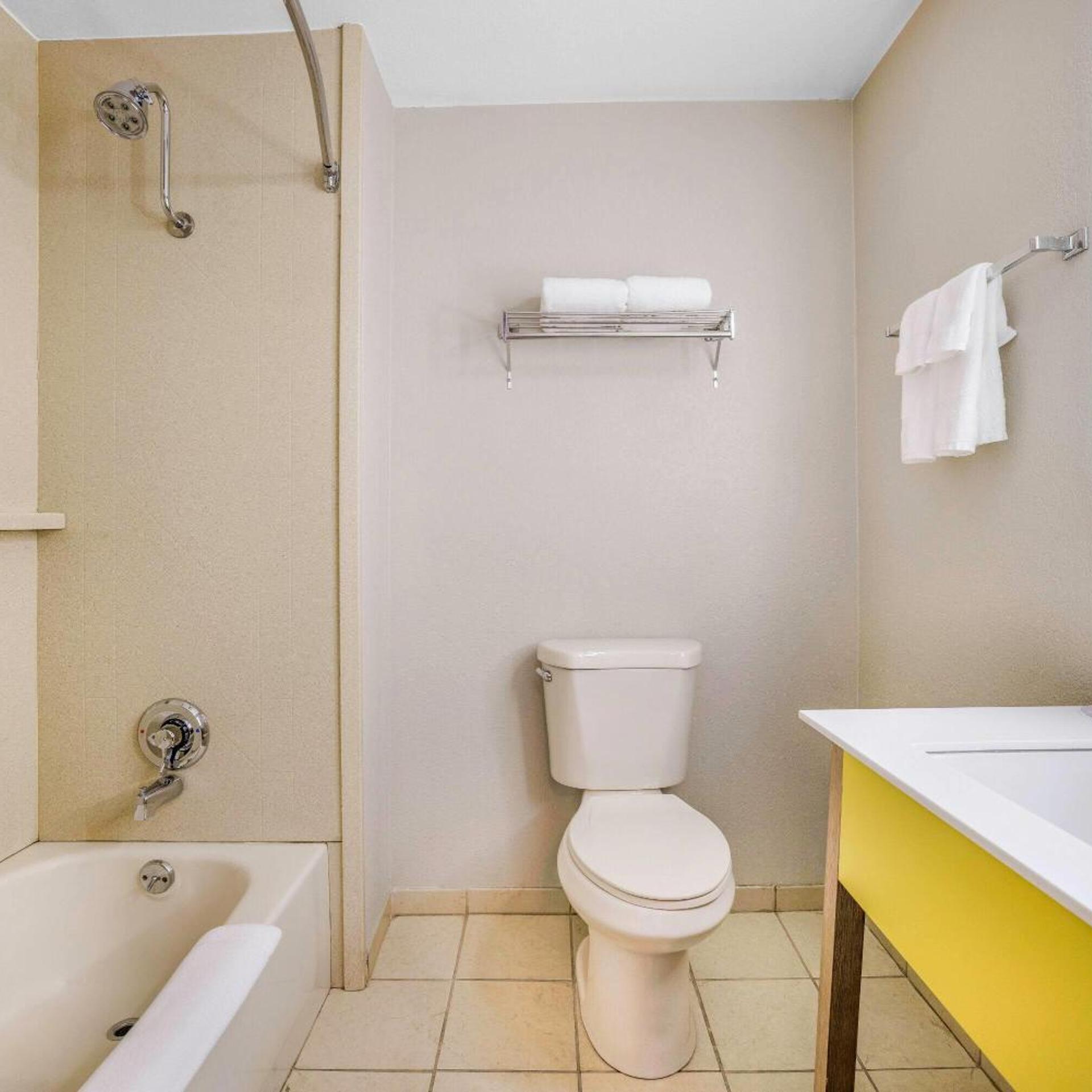 جناح بسرير كينج مع أريكة، Days Inn by Wyndham Cortez 7/9