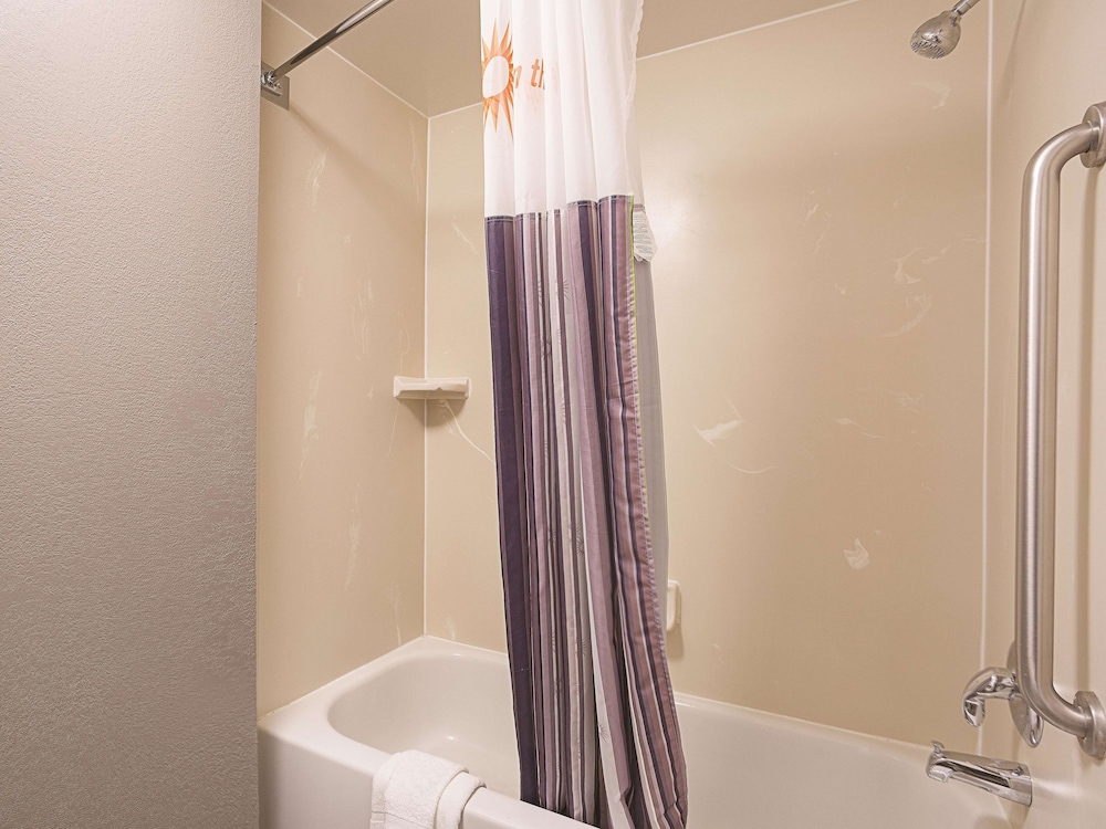 La Quinta Inn & Suites by Wyndham Miami Airport East 18/52