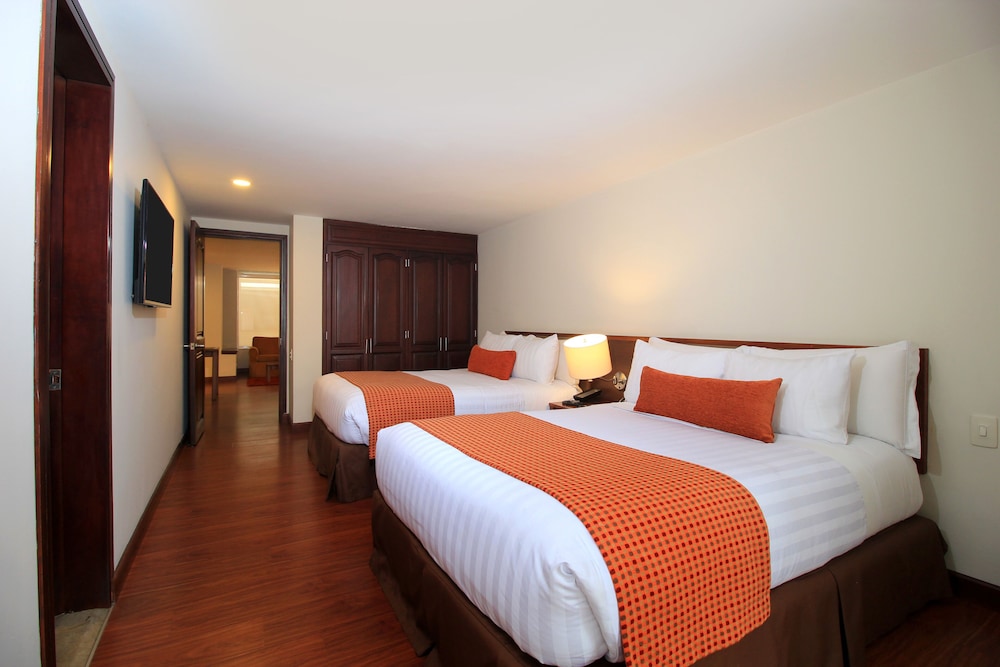 JUNIOR, 2 DOUBLE BEDS, BATHTUB