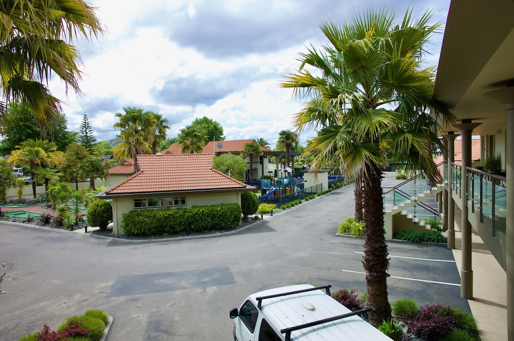 Regal Palms 64/73