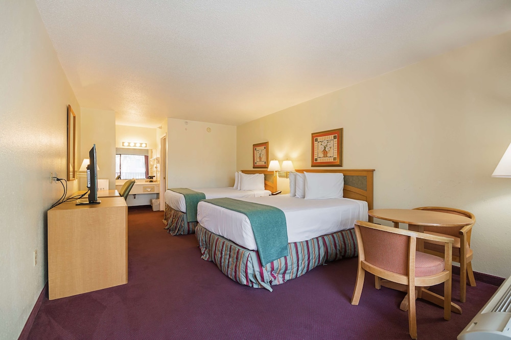 غرفة بسريرين كوين، Americas Best Value Inn & Suites Melbourne 3/6