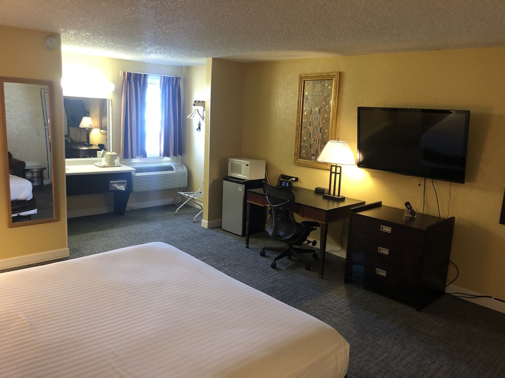 Nendels Inn and Suites Dodge City Airport 12/35