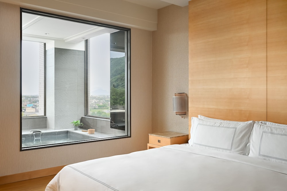 Suite, 2 Futon Beds, Queen Bed