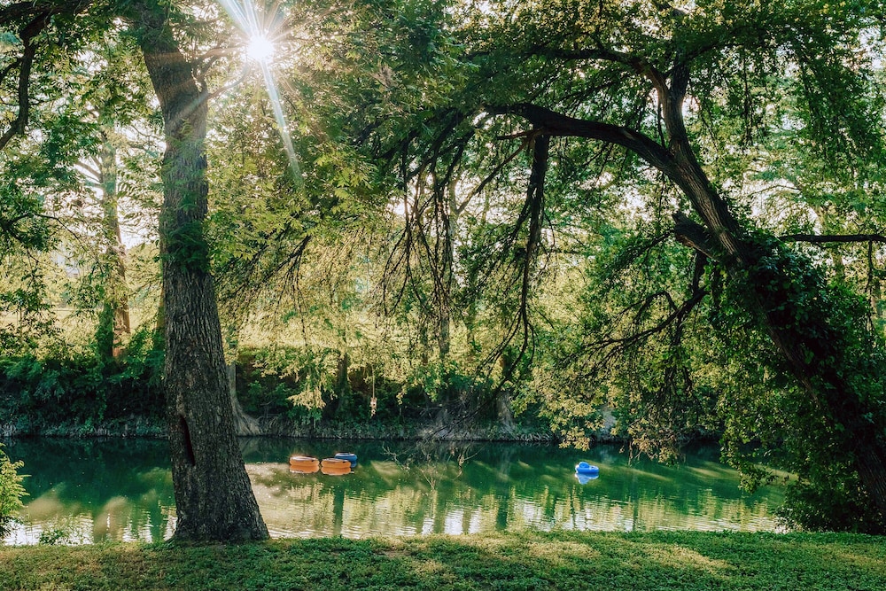 Gruene Outpost River Lodge 46/50