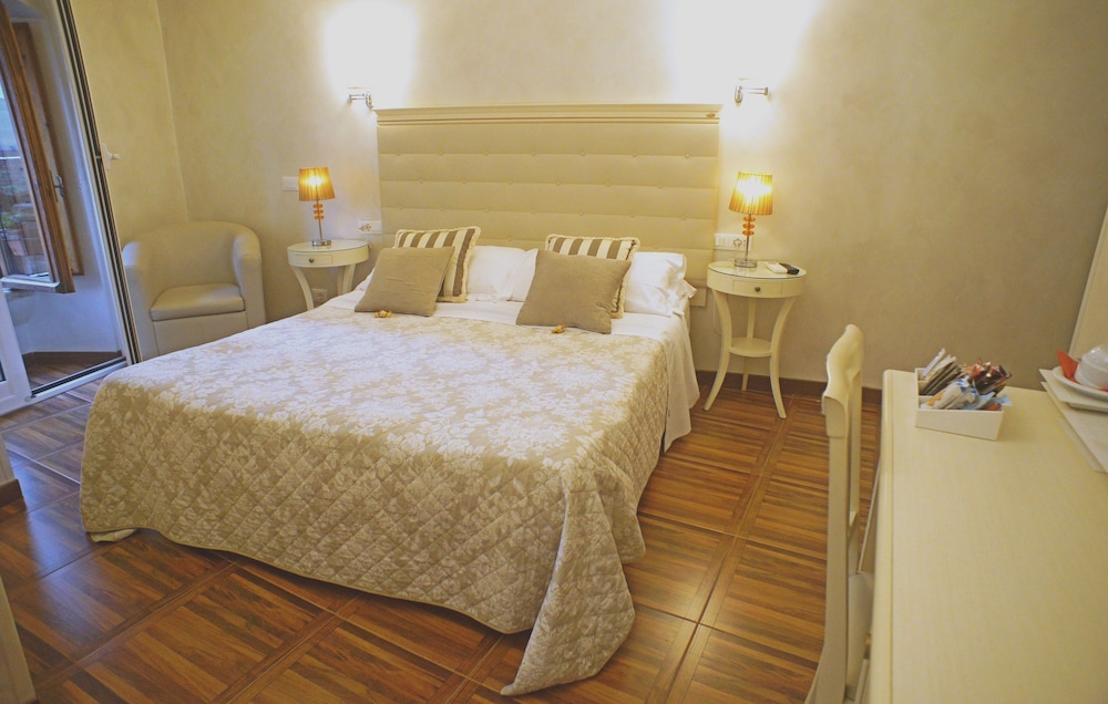 ROOM, TRIPLE
