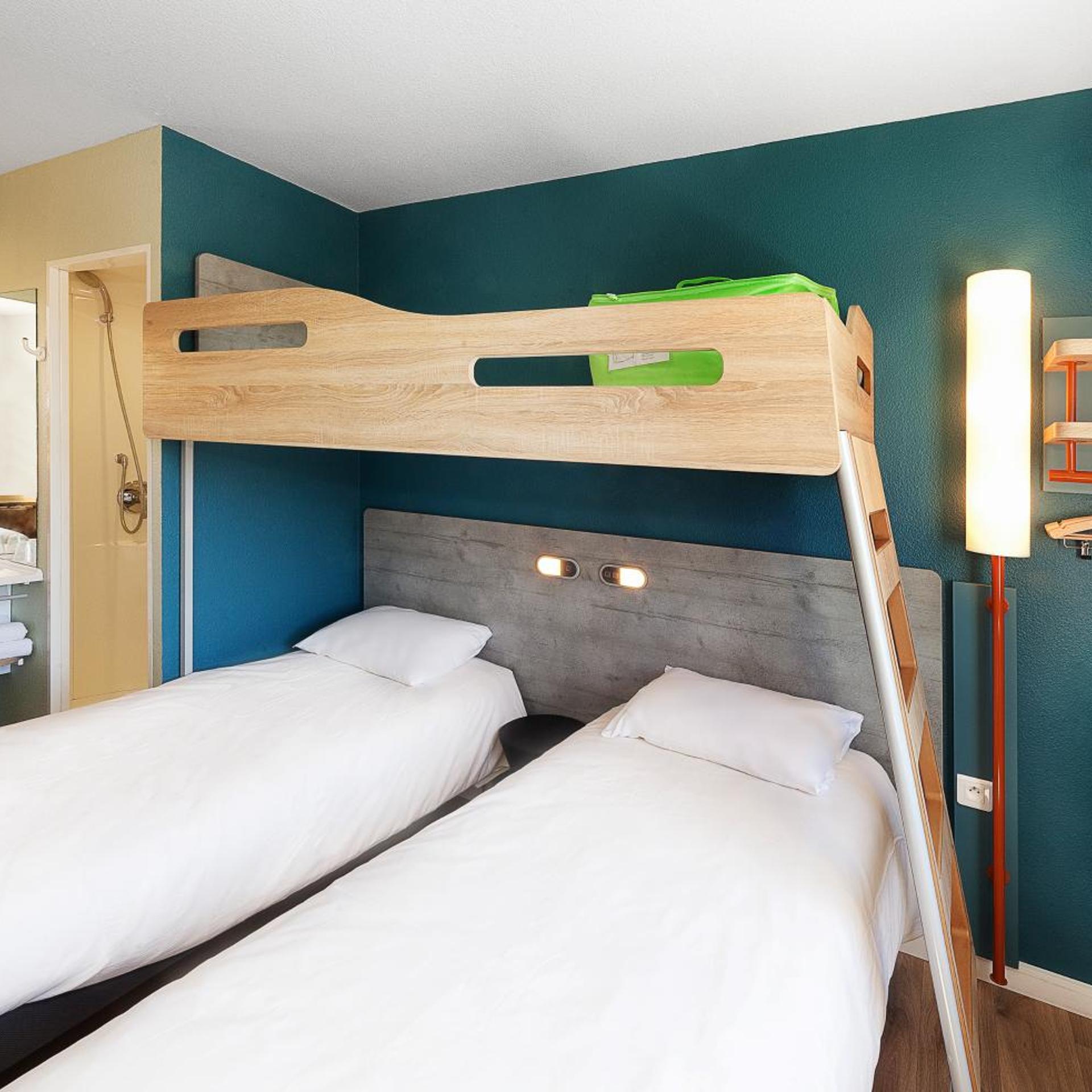 غرفة ثلاثية بسريرين منفصلين وسرير بطابقين، Ibis Budget Bordeaux Centre Gare Saint Jean 5/10
