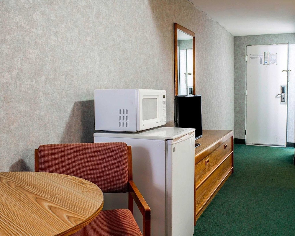 Days Inn by Wyndham Moosic 4/13