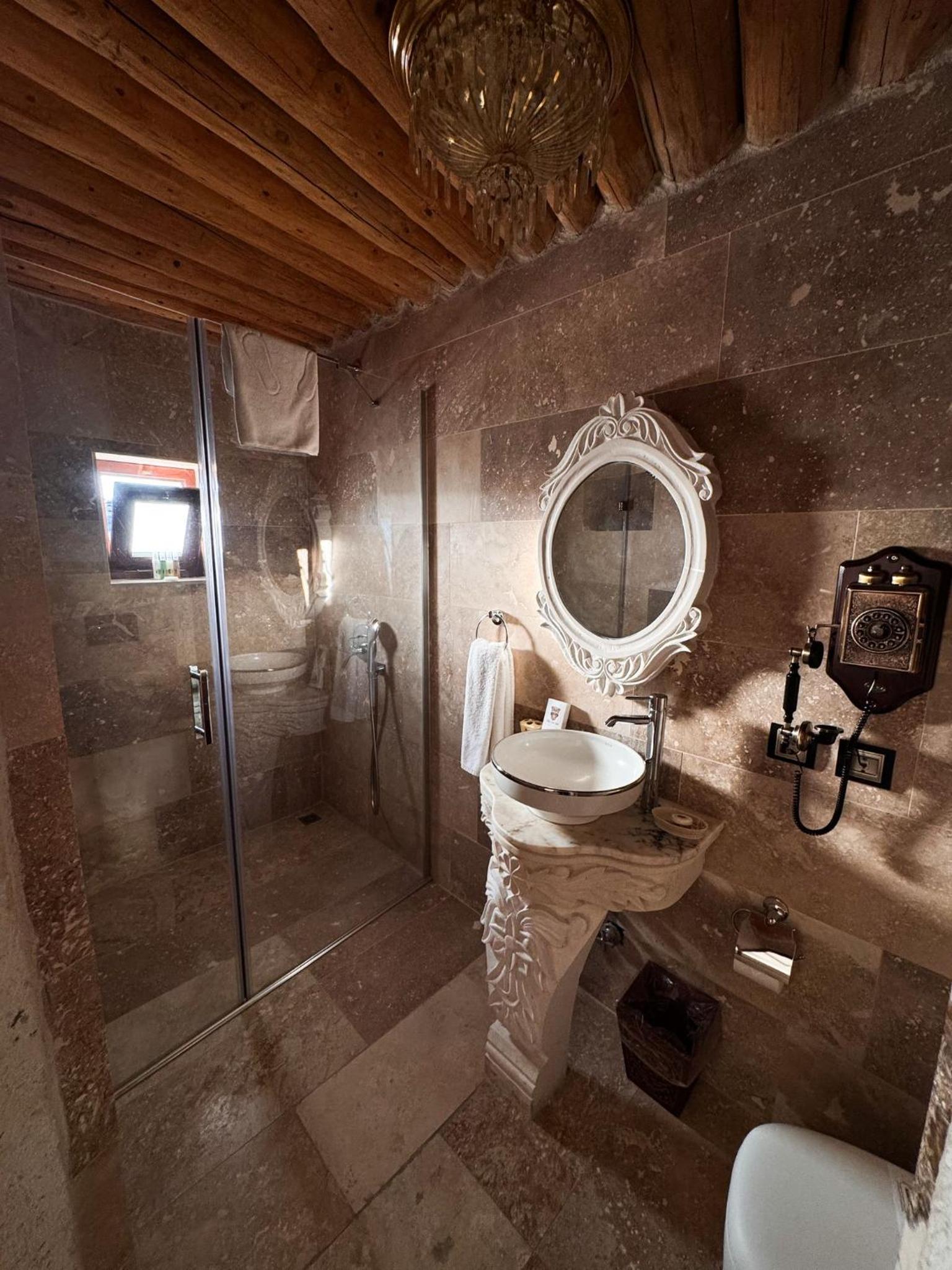 Cave, Grand, Suite, King Bed