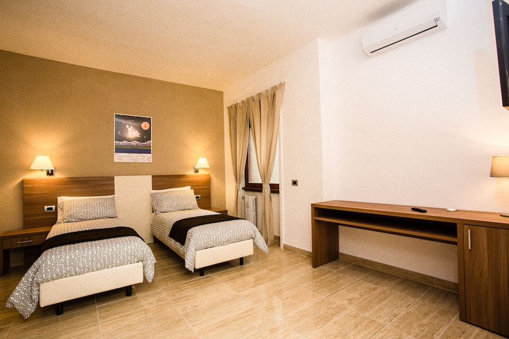 ROOM, TWIN BEDS