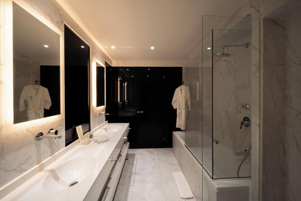 جناح سيغنتشر بسرير كينج بمسبح خاص، AZUR HOTEL 3/3