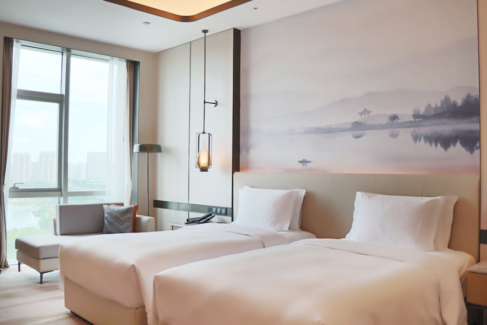 DELUXE, TWIN BEDS, LAKE VIEW