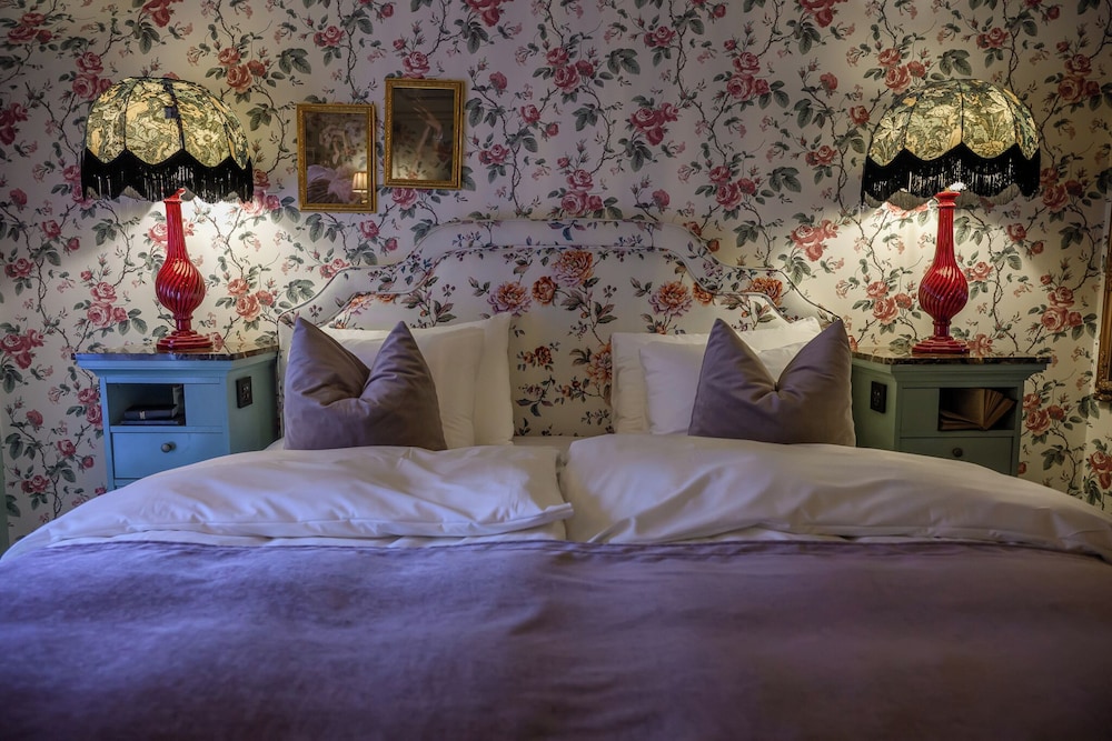 ROOM, LARGE