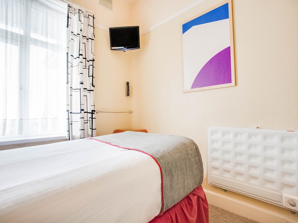 Oyo Godolphin Arms Hotel 32/67